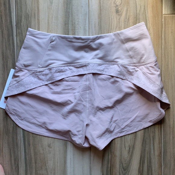 Lululemon run the line short 3” size 8 - Picture 3 of 3
